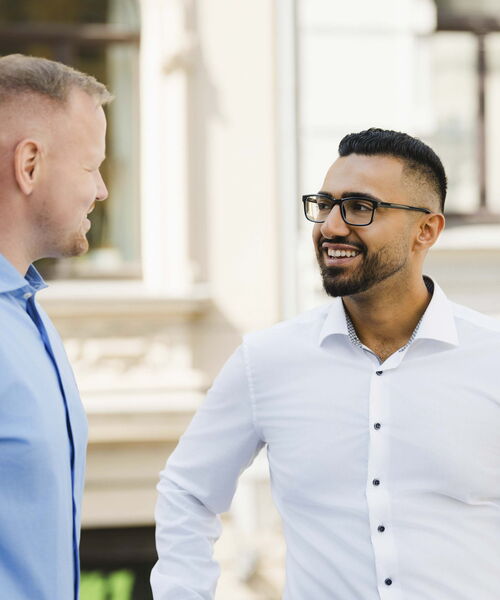 Zwei Businessmänner bei einem Outdoor-Shooting mit Fotograf Halle (Saale)