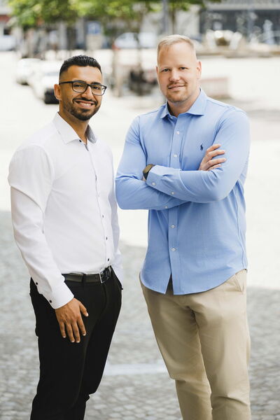 Zwei Businessmänner bei einem Outdoor-Shooting mit Fotograf Halle (Saale)